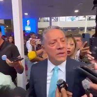 Fiscal da manotazo a reportero que preguntó por fiesta en instalaciones de la FGE Guanajuato (Video)