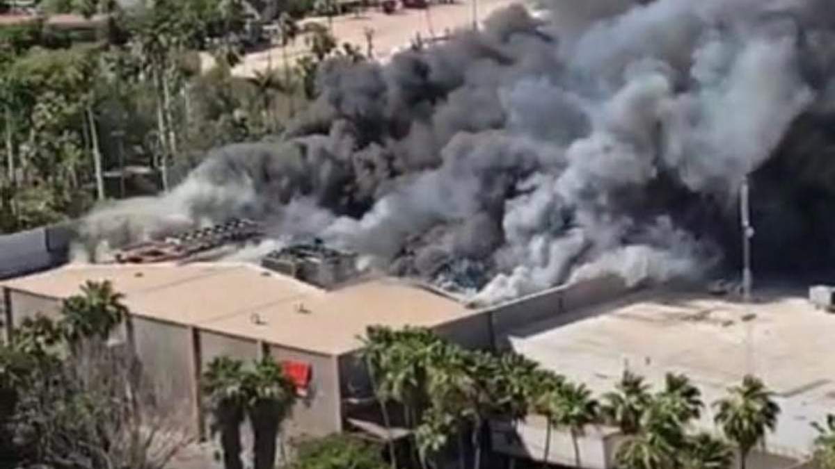 Incendio en Plaza Fiesta Las Palmas en Los Mochis