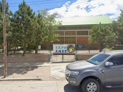 Golpeó a dos profesoras que le habían sacado un vapeador su hijo