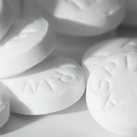 Aspirina y omeprazol pueden causar graves daños a la salud si se consumen en exceso: expertos