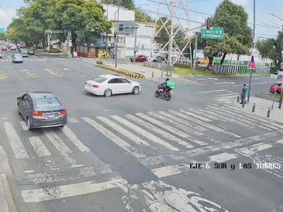Conductor se pasa el semáforo y embiste a motociclista en Iztapalapa (Video)