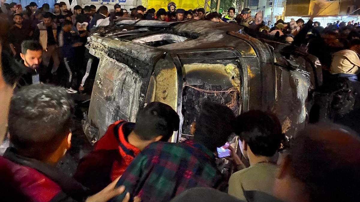 Personas rodean el auto destruido por EU con un drón