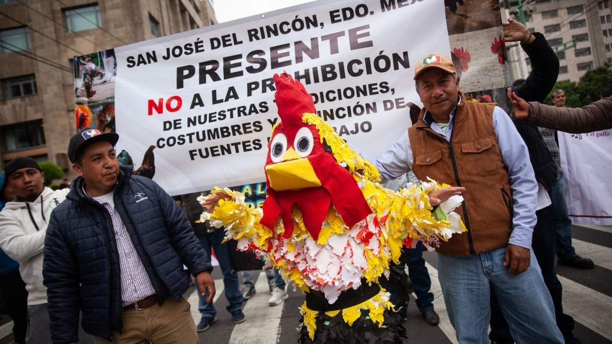 La marcha de galleros y taurinos en el Centro Histórico de la CDMX