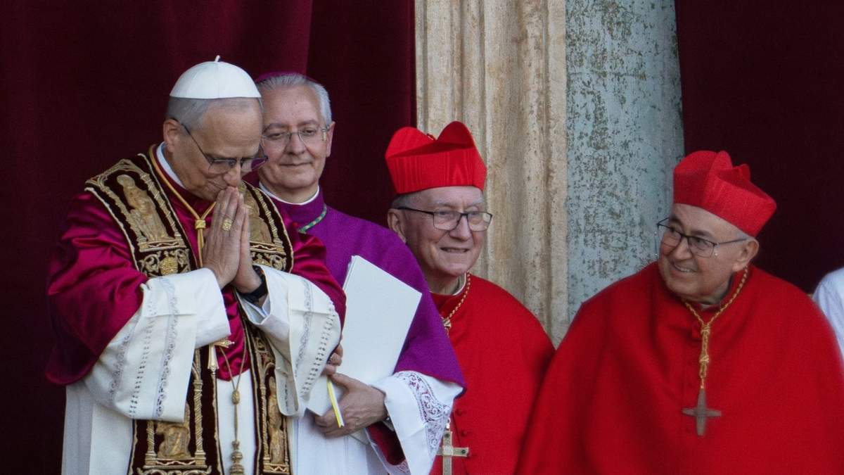 El recién elegido papa León XIV (izquierda), anteriormente cardenal Robert Francis Prevost