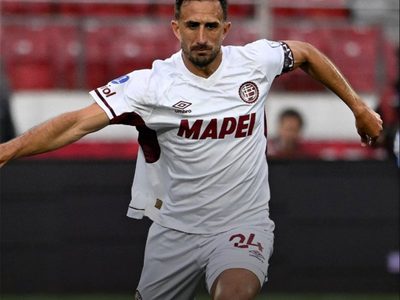 Izquierdoz confirmó que está por recibirse de DT  y que seguirá jugando en Lanús