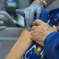 ¡Jubilados a salvo! PAMI vacuna contra la gripe a los abuelos internados y al equipo de salud