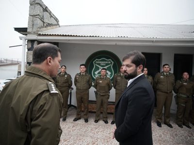 Por la muerte de dos carabineros, Boric es presionado para aumentar la seguridad de Chile