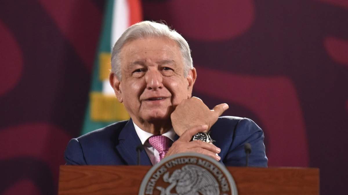 AMLO muestra su reloj en la mañanera