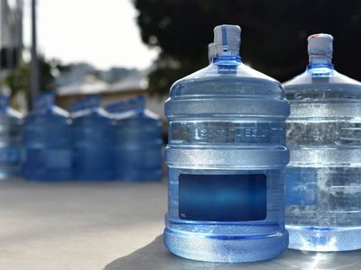 Con solo 2 bidones de agua vacíos: creá este maravilloso organizador para tus utensilios de cocina
