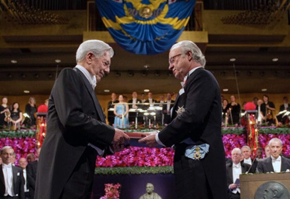 Mario Vargas Llosa recibe el Premio Nobel de Literatura de manos del rey sueco Carlos XVI Gustavo en la Sala de Conciertos de Estocolmo, el 10 de diciembre de 2010