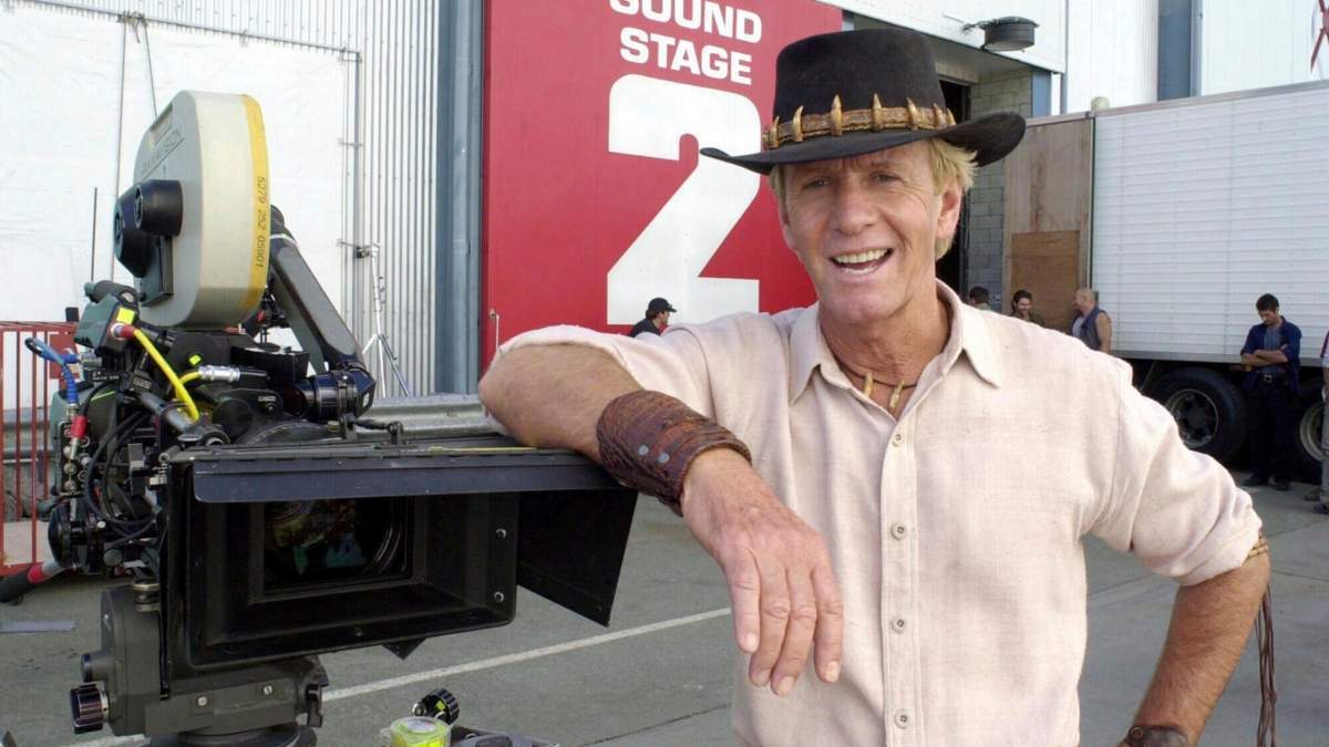 El actor Paul Hogan de pie en el set de "Cocodrilo Dundee en Los Ángeles" en Gold Coast, Australia, el martes 29 de agosto del 2000