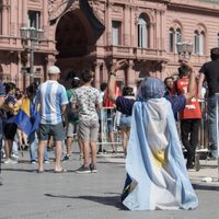 El adiós a Diego Maradona: miles de personas acompañan el cortejo fúnebre