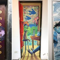 Artistas plásticos intervienen las puertas de su casa durante la cuarentena