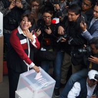 Delfina Gómez vota en Texcoco; pide que dejen a los mexiquenses sufragar con tranquilidad