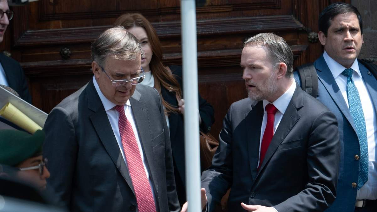 Marcelo Ebrard y Jamieson Greer al término de un reunión en Palacio Nacional en abril