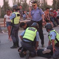 A los botellazos festejaron el triunfo de Argentina: Tres hombres demorados