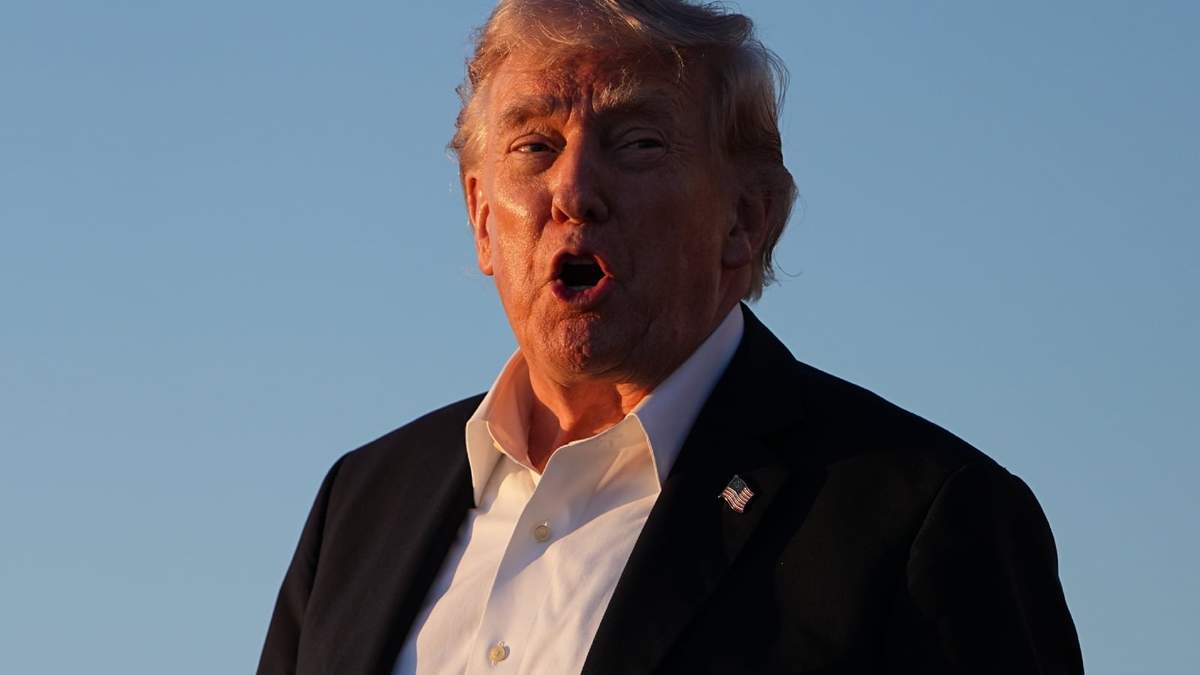 El presidente Donald Trump reprende a los miembros de la prensa a su llegada en el Air Force One a la Base Conjunta Andrews, Maryland, el domingo 3 de mayo de 2026