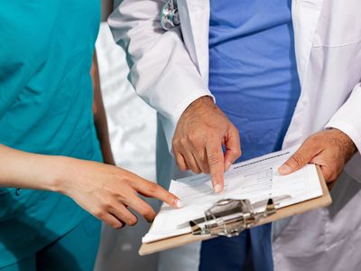 Despiden a médicos por grabar video en TikTok burlándose de pacientes
