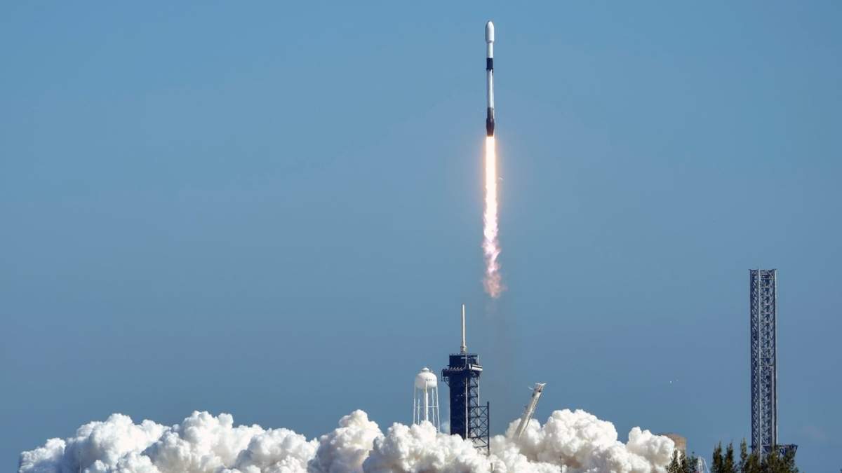 Un cohete Falcon 9 de SpaceX despega de la plataforma 39A en el Centro Espacial Kennedy en Cabo Cañaveral, Florida, el 5 de diciembre de 2024