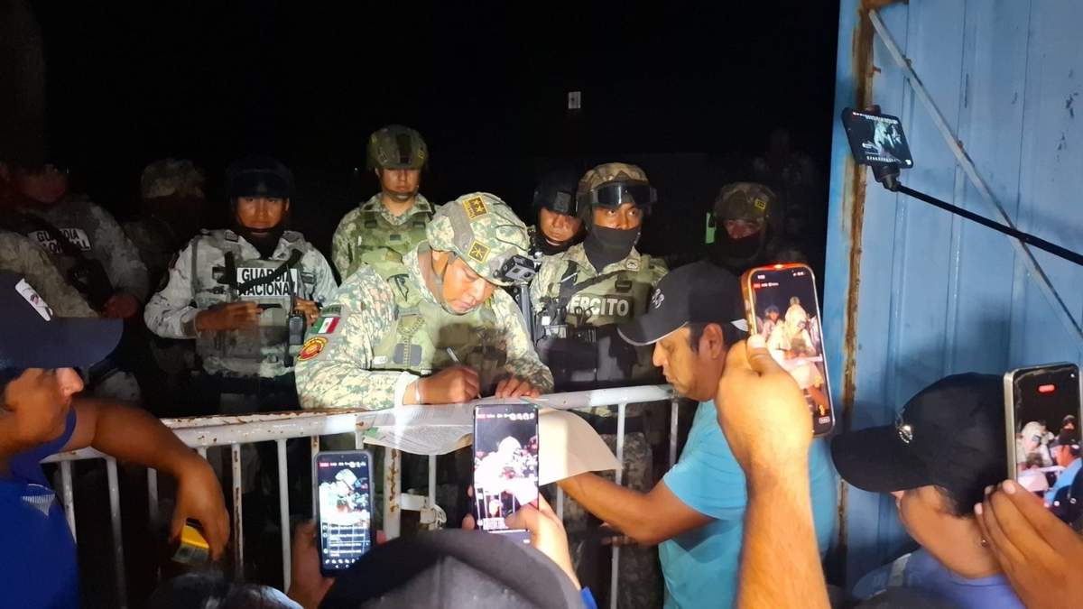 Autoridades municipales y pobladores exigen la salida de elementos del Ejército de la cabecera municipal de San Miguel Totolapan, después de que elementos agredieron a un adolescente de 13 años