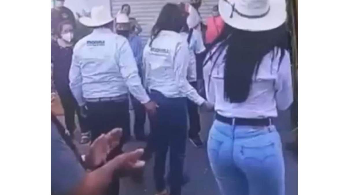 El momento en que David Monreal manosea a la candidata de Juchipila