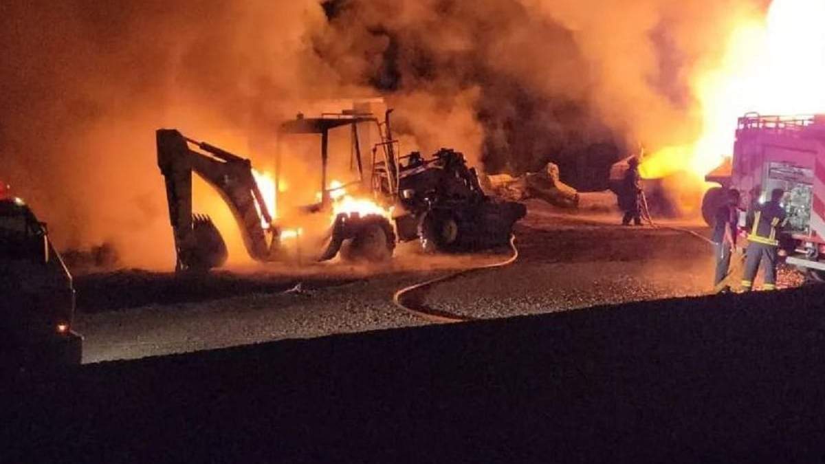 Las maquinarias de Conevial incendiadas. Fuente: (Facebook)