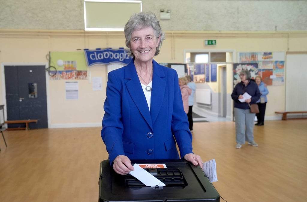 La candidata independiente Catherine Connolly emite su voto en las elecciones para el próximo presidente irlandés en la Escuela Nacional Claddagh en la ciudad de Galway, Irlanda, el viernes 24 de octubre de 2025