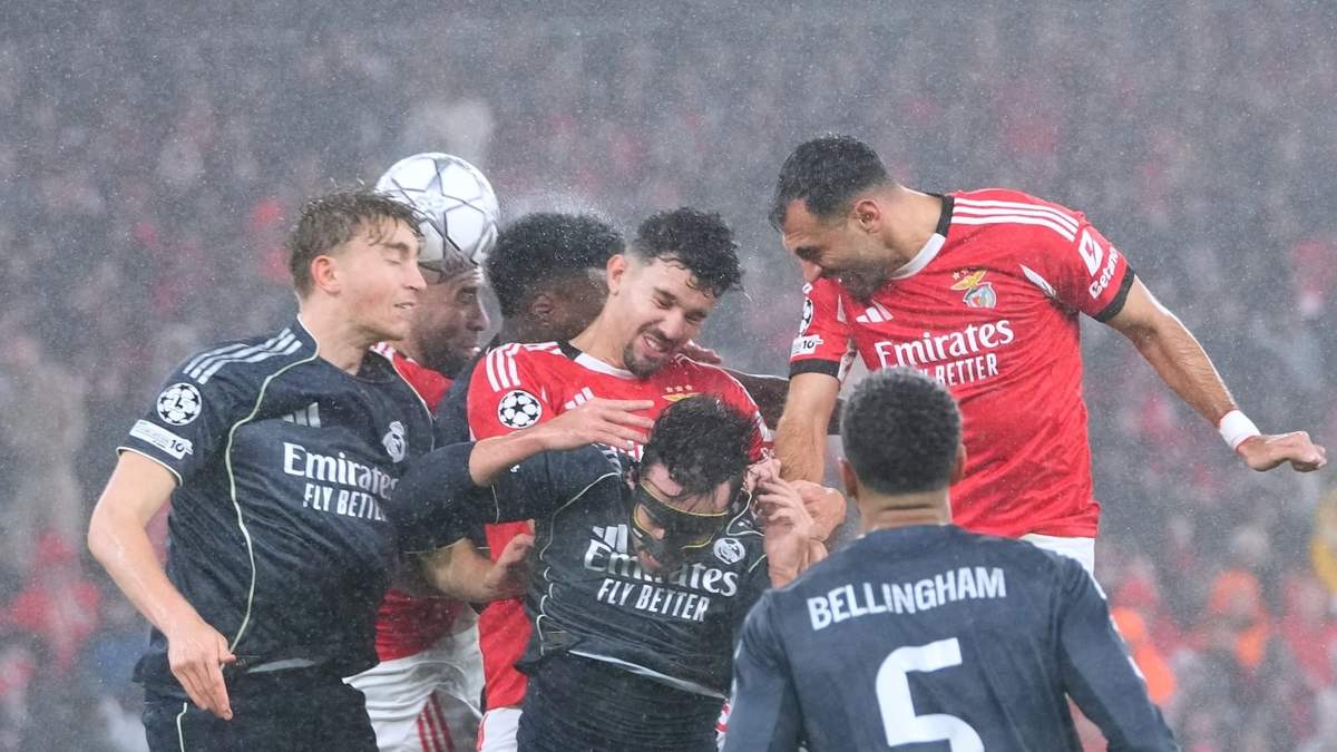 Tomas Araujo, del Benfica (centro), intenta un cabezazo contra Dean Huijsen (izquierda), del Real Madrid, durante un partido de la fase inaugural de la Liga de Campeones