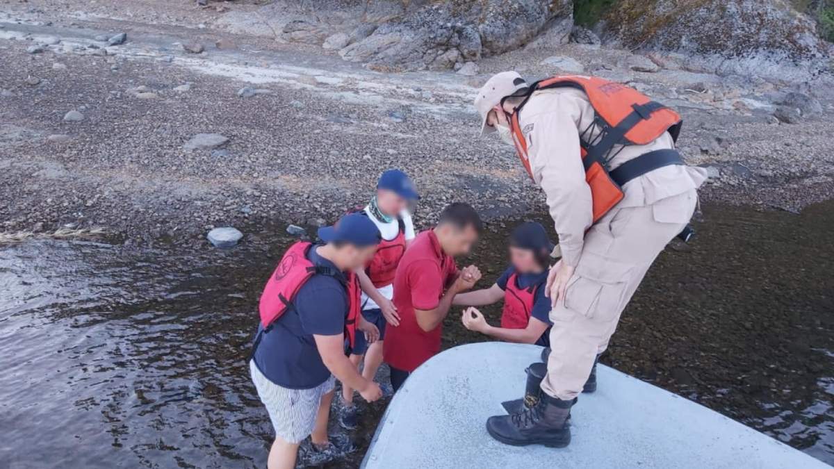 Operativo de rescate a cargo de efectivo de Prefectura Naval Argentina. Fuente: (Twitter)