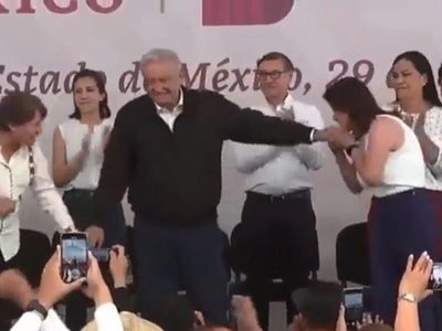 Alcaldesa de Tecámac besa la mano de AMLO en acto público (Video)