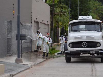 La Ciudad y la provincia de Buenos Aires recurren a camiones hidrantes para combatir al coronavirus