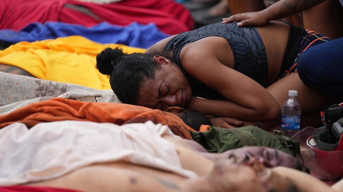 Una mujer llora sobre los cuerpos de las personas asesinadas el día anterior durante una redada policial contra la pandilla Comando Vermelho en la favela Complexo da Penha de Río de Janeiro, Brasil