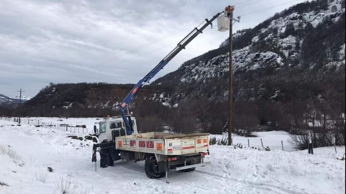 Las cuadrillas de operarios del EPEN trabajan en diferentes sectores de la zona afectada por el temporal. Fuente: (Gobierno de Neuquén)