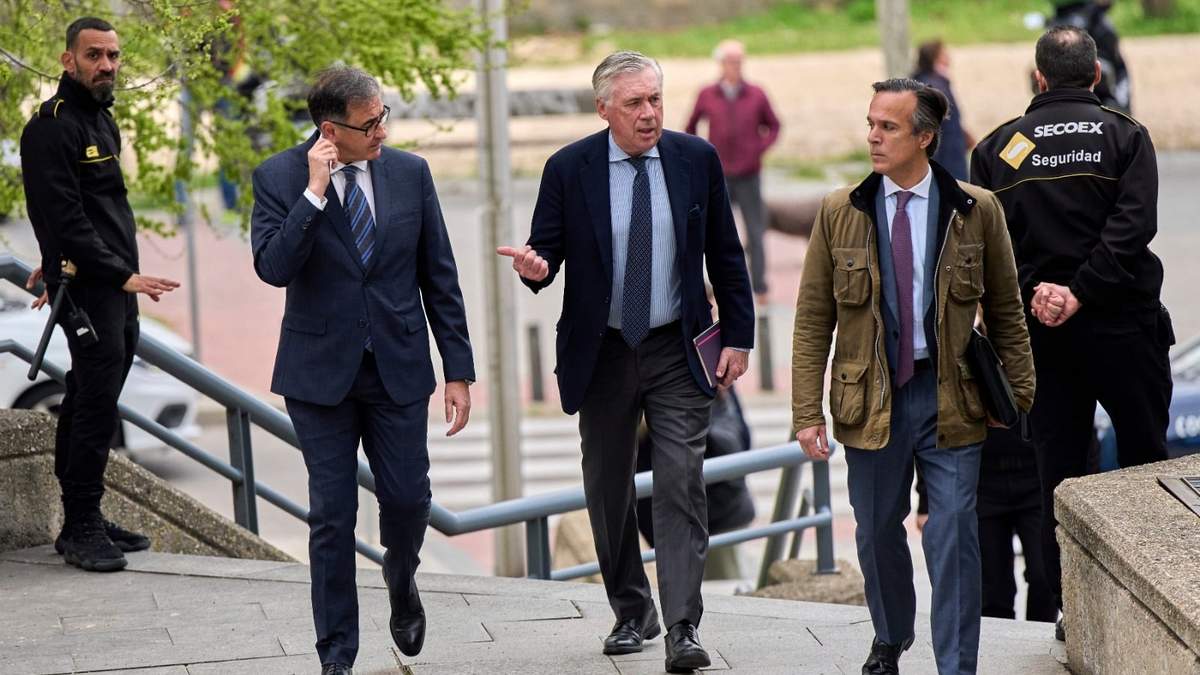 El técnico del Real Madrid Carlo Ancelotti llega a un tribunal para su juicio por acusaciones de presunta evasión fiscal, el miércoles 2 de abril de 2025, en Madrid