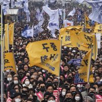 Miles de médicos surcoreanos enfrentan suspensión mientras Seúl busca procesar a líderes de huelga