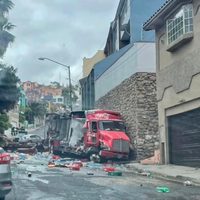 Camión de Coca Cola se queda sin frenos y choca contra una barda en Tijuana (Videos)