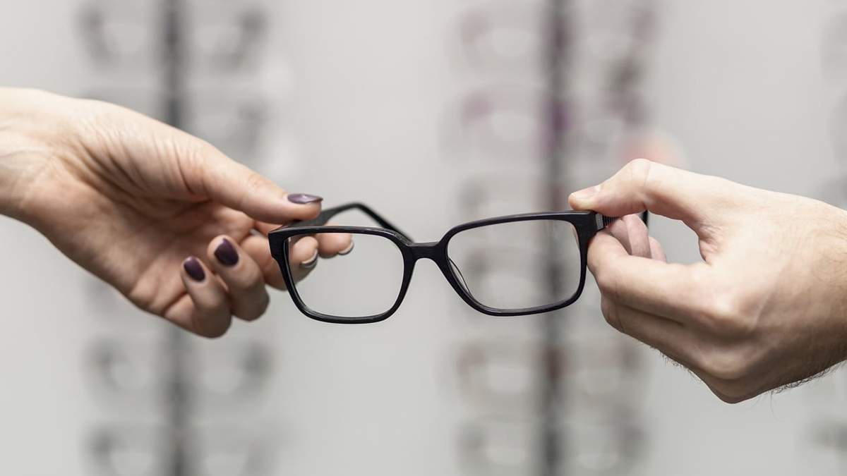 Advierten sobre los riesgos de comprar anteojos de leer sin consultar con especialistas