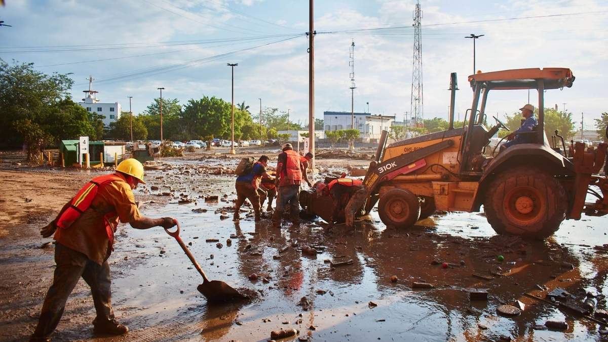 Continúa la limpieza de establecimientos y casas por parte de ciudadanos y autoridades para limpiar las toneladas de lodo que fue arrastrado por la fuerza del agua tras el desbordamiento del río Cazones el pasado viernes.