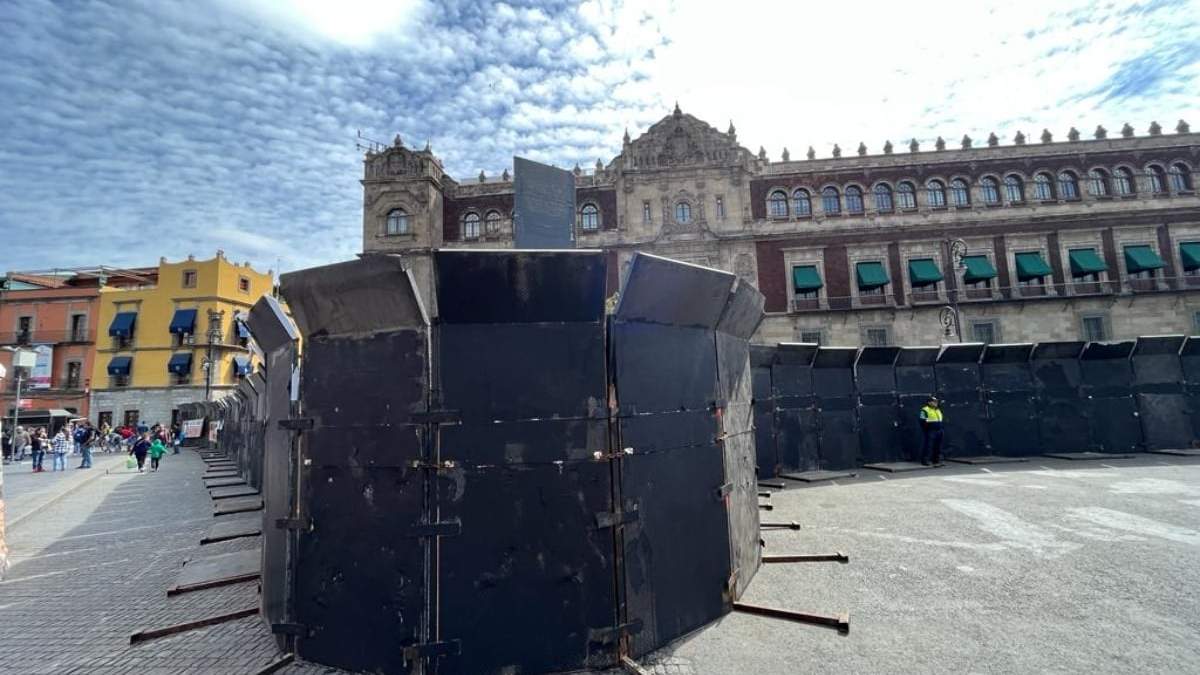 En Palacio Nacional se colocaron vallas en previsión de la marcha del domingo