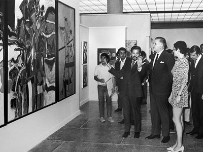 La escultora Helen Escobedo en la UNAM
