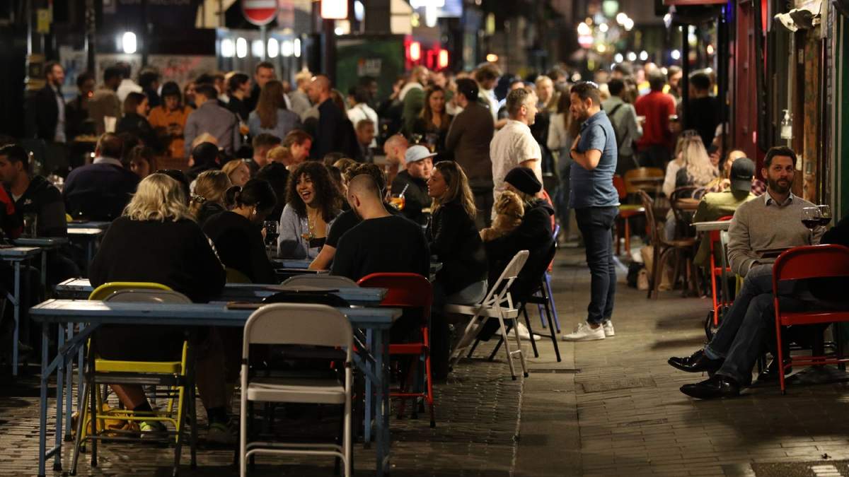 Los pubs y restaurantes deberán cerrar a las 10 de la noche. Fuente: (Twitter)