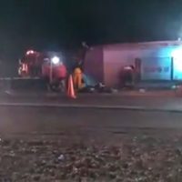 Autobús de pasajeros vuelca en carretera de Delicias; hay 10 muertos