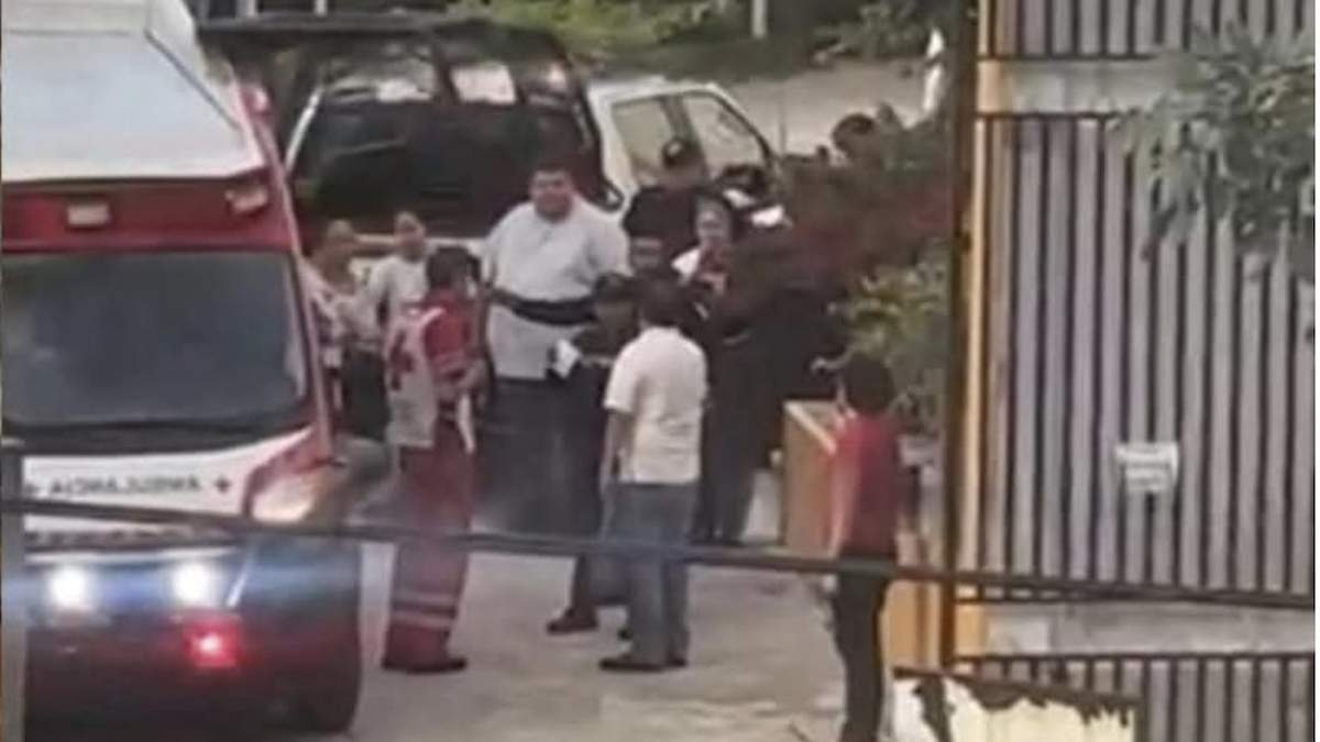 Ambulancia en la parroquia donde se presuntamente se cometió la agresión