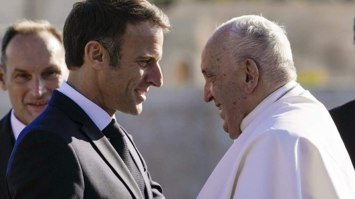El papa Francisco, recibido por el presidente de Francia, Emmanuel Macron, en Marsella, Francia