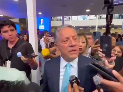 Fiscal da manotazo a reportero que preguntó por fiesta en instalaciones de la FGE Guanajuato (Video)