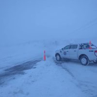 Organizaron salidas de autos en grupos para poder circular en las rutas con viento blanco