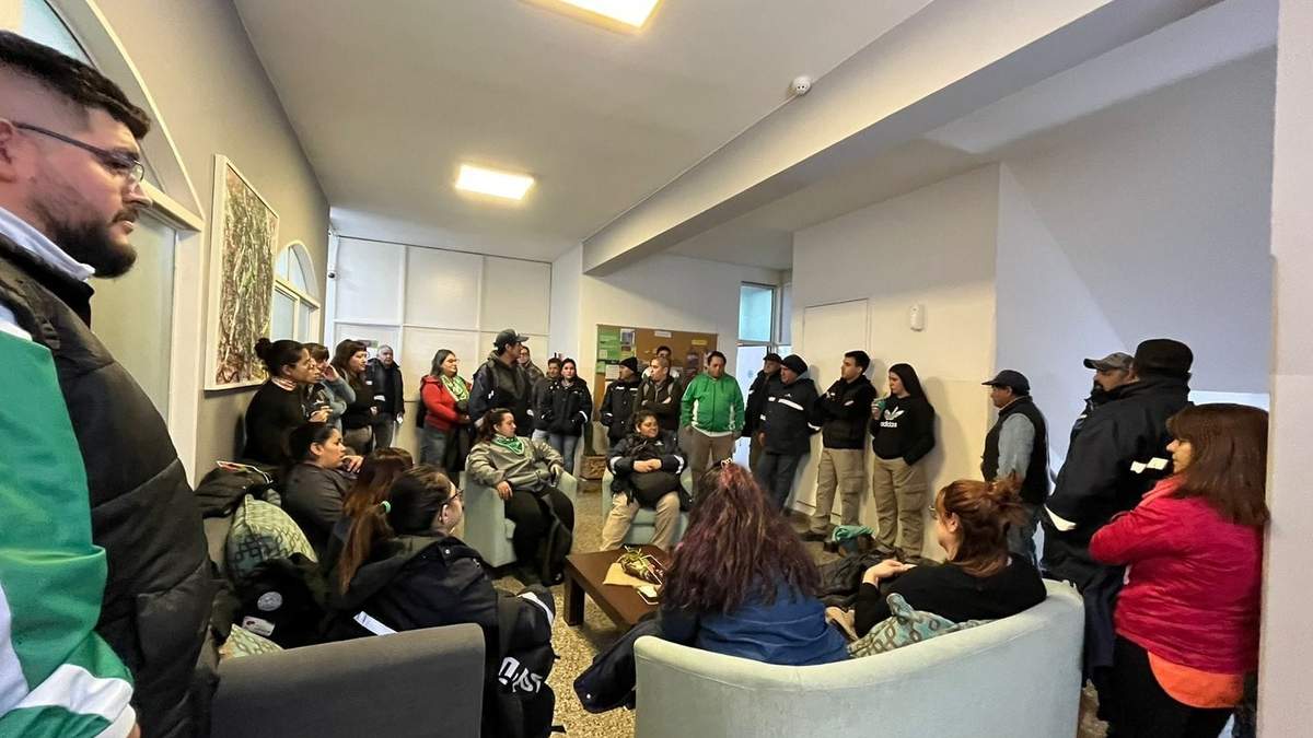 El gremio ATE Centenario en las instalaciones del municipio. Fuente: (Facebook)