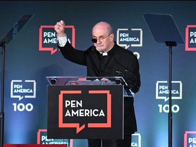 India podría levantar la prohibición de "Los versos satánicos" de Rushdie