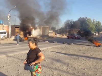 Un grupo de vecinos de Ruca Antu cortó la ruta en reclamo por falta de provisión de agua potable