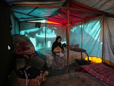 Desplazados en Gaza enfrentan condiciones invernales en tiendas de campaña